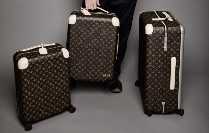 Plus légère, plus résistante, la collection de bagages roulants, fruit d’une collaboration avec le designer australien Marc Newson s’adapte au voyageur du XXIe siècle.