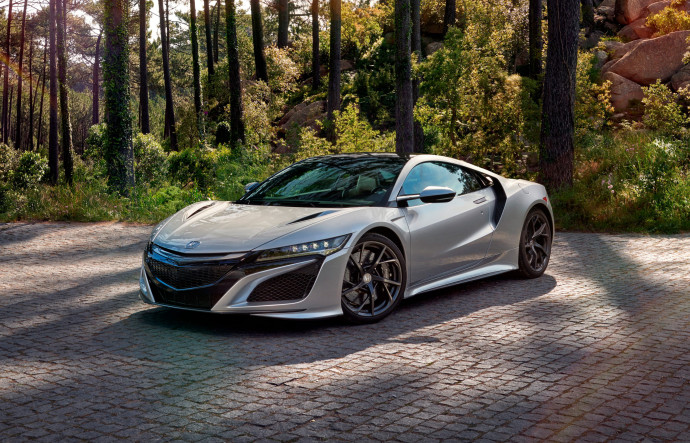 Unique en son genre et en tous points, la japonaise NSX doit son design harmonieux à l’américaine Michelle Christensen. Une allure qui fait preuve d’une rare homogénéité.