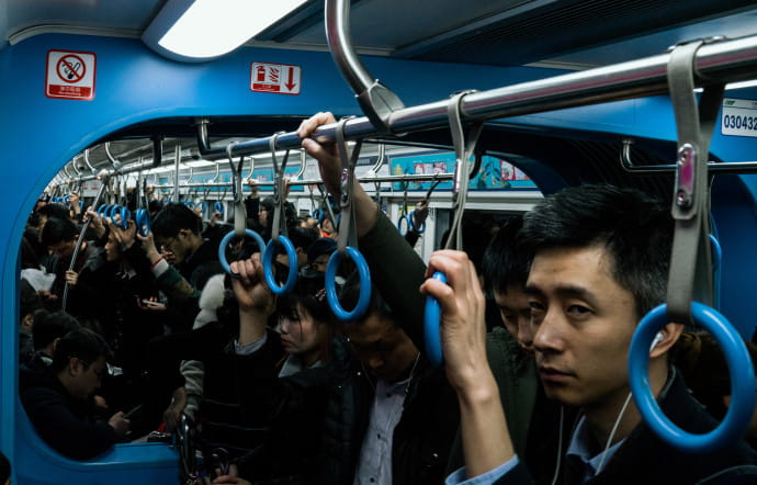 Avec un accroissement annuel de sa population de 300 000 personnes, Chongqing a dû développer de nombreuses nouvelles infrastructures, notamment dans les transports.