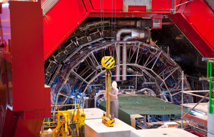 Le grand collisionneur de hadrons, ou LHC, est l’instrument de mesure le plus cher et le plus performant du monde. C’est un anneau de 27 km, jalonné d’aimants supraconducteurs, eux-mêmes associés à des structures accélératrices qui augmentent l’énergie des particules qui y sont propulsées.