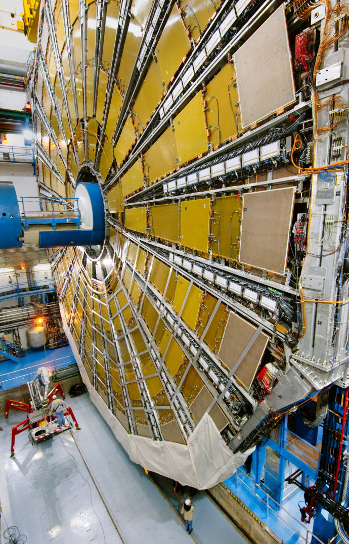 Le grand collisionneur de hadrons, ou LHC, est l’instrument de mesure le plus cher et le plus performant du monde. C’est un anneau de 27 km, jalonné d’aimants supraconducteurs, eux-mêmes associés à des structures accélératrices qui augmentent l’énergie des particules qui y sont propulsées. Mis en fonction en 2008, il se trouve dans la région frontalière entre la France et la Suisse.