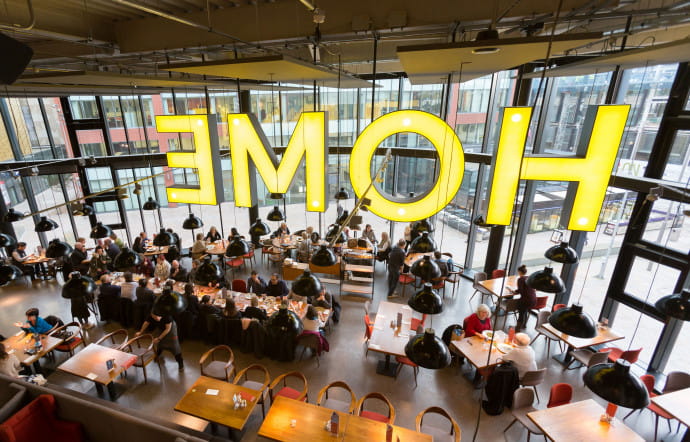 Les Mancuniens se retrouvent à HOME, un nouveau centre dédié à la culture. Librairie, spectacle vivant et expositions d’art génèrent du lien entre habitants.