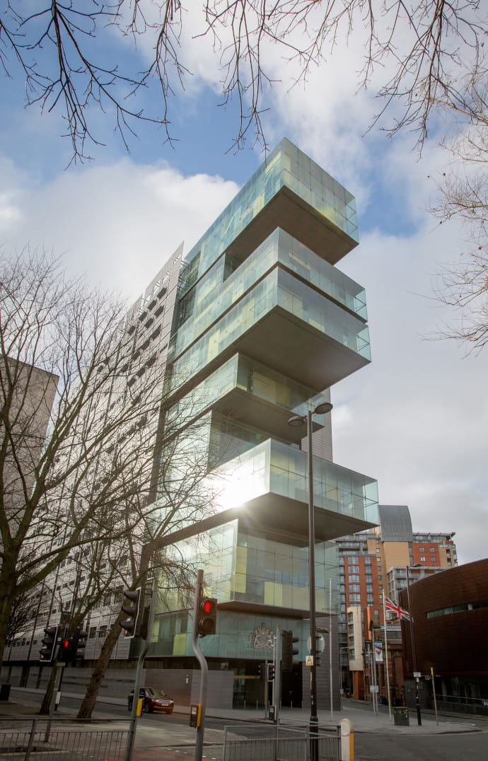Le Palais de Justice, achevé en 2007, est à l’image d’une ville hybride, non conforme et rebelle.
