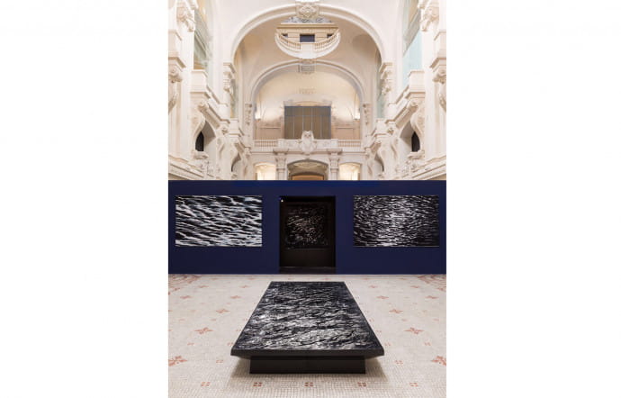 « Liquid Marble » de Mathieu Lehanneur et la tapisserie murale de Grethe Sørensen.