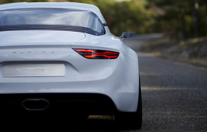 Les lignes sinueuses de l’Alpine A110 sont un hommage à celles de son ancêtre.