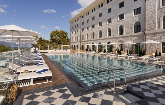 La piscine du Brown Beach House à Trogir, en Croatie, le premier des boutique-hôtels signé par Leon Avigad qui a ouvert à l’étranger.