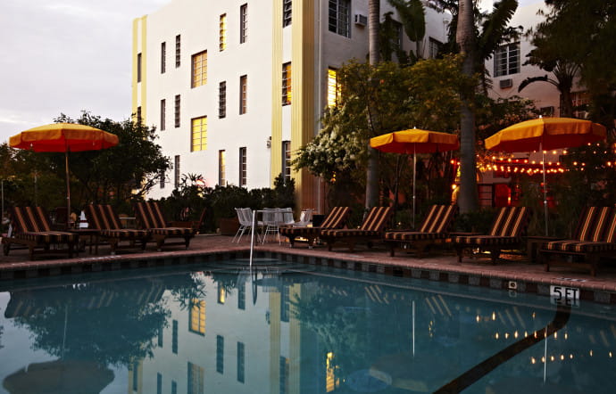 Chaque fois, les architectes de Roman and Williams puisent leur inspiration dans le tissu urbain de la ville où ils se trouvent. Ici, une piscine so Miami…