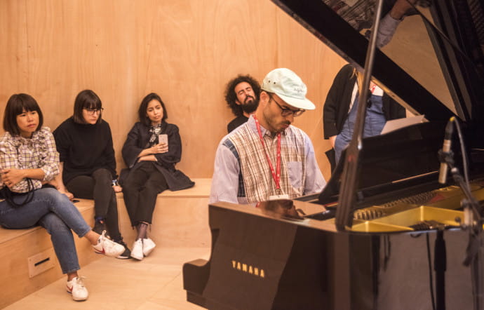 À la fois DJ et producteur, l’artiste Joakim Bouaziz se met au piano.
