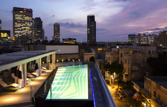 Le rooftop du Poli House à Tel Aviv, le plus futuriste des Brown Hotels.