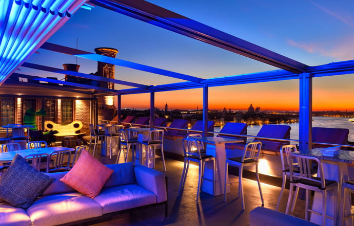 Skyline Rooftop Bar, the place to be à la Giudecca pour un coucher de soleil inoubliable.