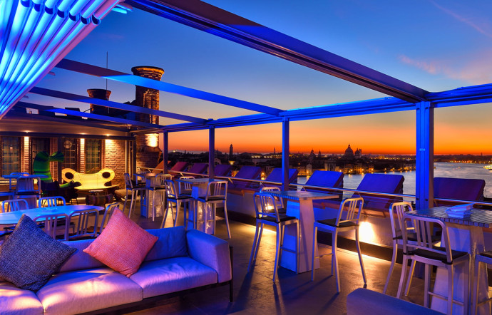 Skyline Rooftop Bar, the place to be à la Giudecca pour un coucher de soleil inoubliable.