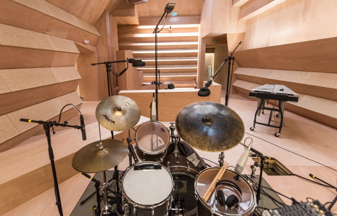 Studio Venezia. Ici, les musiciens ont à disposition beaucoup d’instruments et sont invités à enregistrer des visiteurs soient présents au moment de la création.