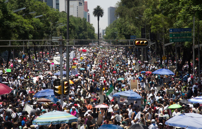 Une manifestation près de la Glorieta de la Palma, à Juárez.