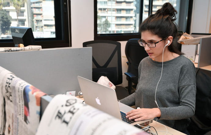 Le journal emploie 100 personnes, dont 50 journalistes.
