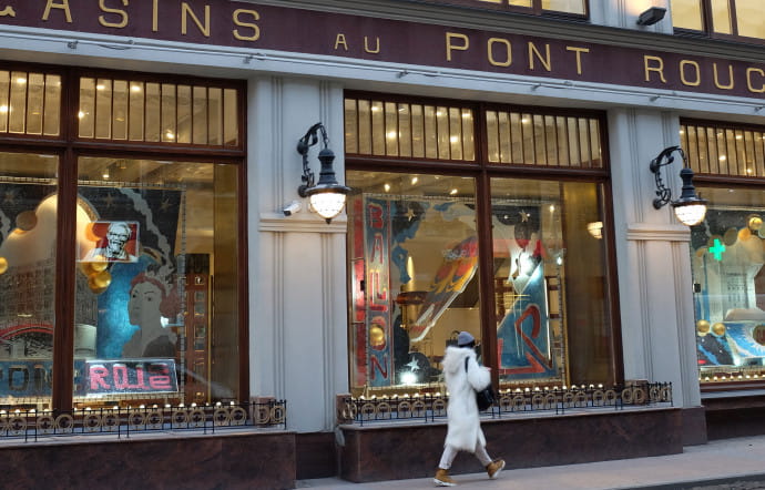 Au Pont rouge, Saint-Pétersbourg.