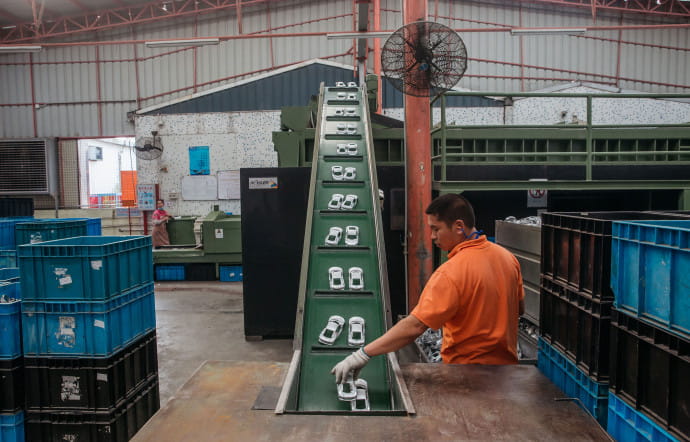 L’usine de Shaoguan produit 4 millions de voitures Bburago par mois.