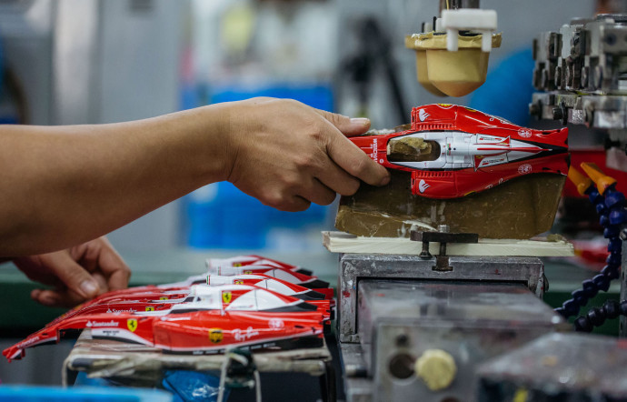 La pose des logos Ferrari est une autre étape sensible, hautement contrôlée par la marque.