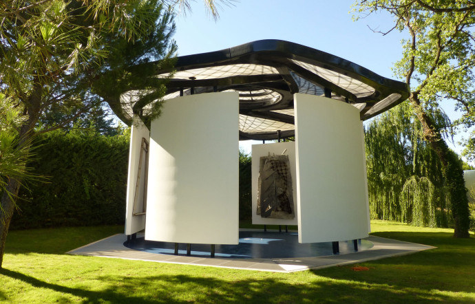 La chapelle de Frank Stella a été construite en juin 2014 dans le parc de sculptures de la Venet Foundation.