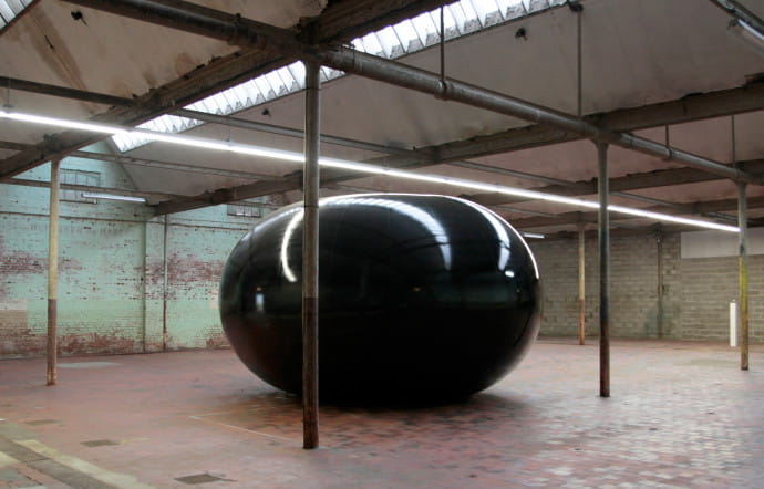 « Silence is sexy 2 », de Bruno Peinado (2006). Une structure gonflable et une soufflerie exposée au SHED.