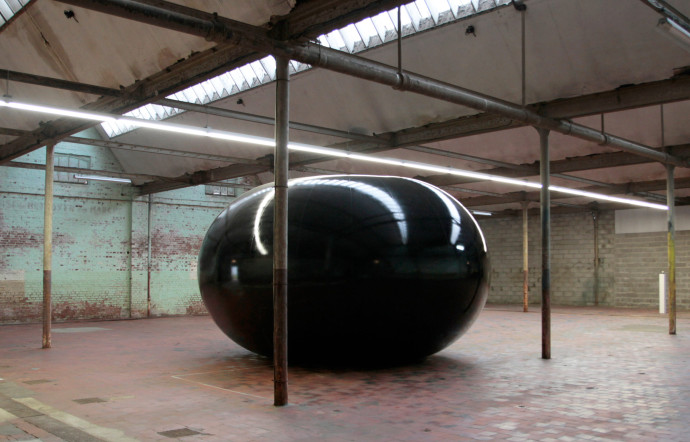 « Silence is sexy 2 », de Bruno Peinado (2006). Une structure gonflable et une soufflerie exposée au SHED.