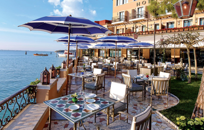 La cuisine méditerranéenne de la nouvelle trattoria de l’hôtel est à déguster avec vue sur la lagune.