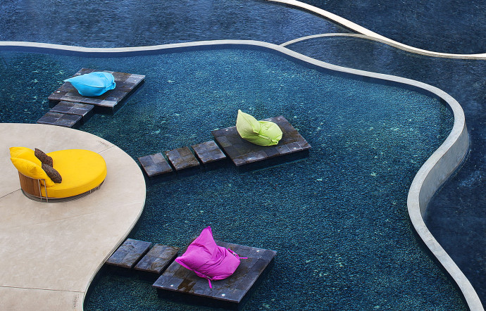 La piscine du W Hotel Seminyak à Bali.