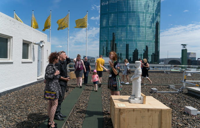 Exposition sur le toit du grand magasin De Bijenkorf lors de la troisième édition du festival « Rotterdam Rooftop Days ».