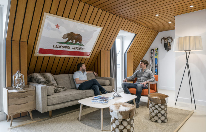 Une salle de réunion inspirée d’un logement situé sur le lac Tahoe, à cheval entre la Californie et le Nevada,  et disponible via Airbnb.