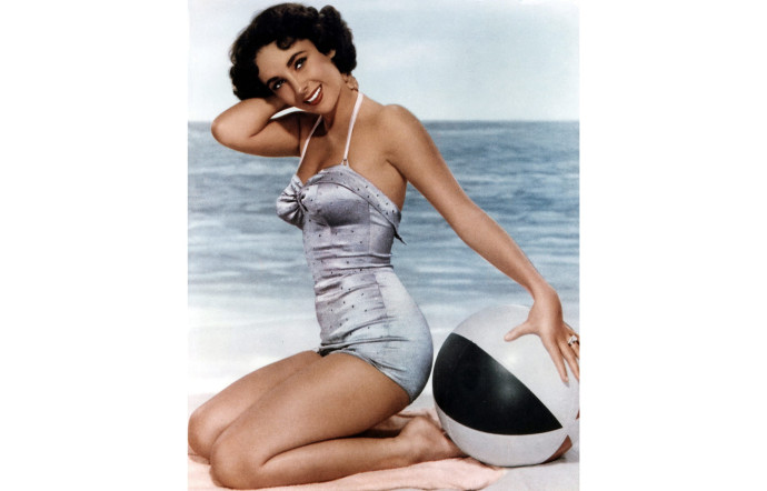 Elizabeth Taylor, avec la plage comme décor pour justifier une tenue légère et s’éviter les foudres des censeurs.