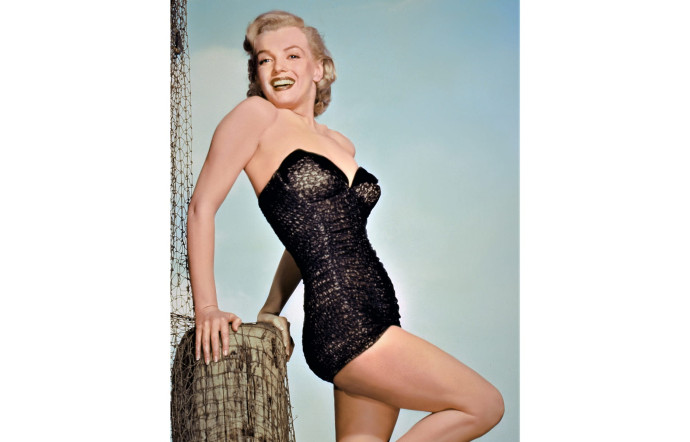 Marilyn Monroe et la pièce phare de l’exposition, le maillot velours et dentelle de Catalina.