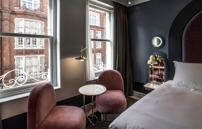 L’ambiance feutrée d’une des chambres dont la déco est signée Dorothée Meilichzon.