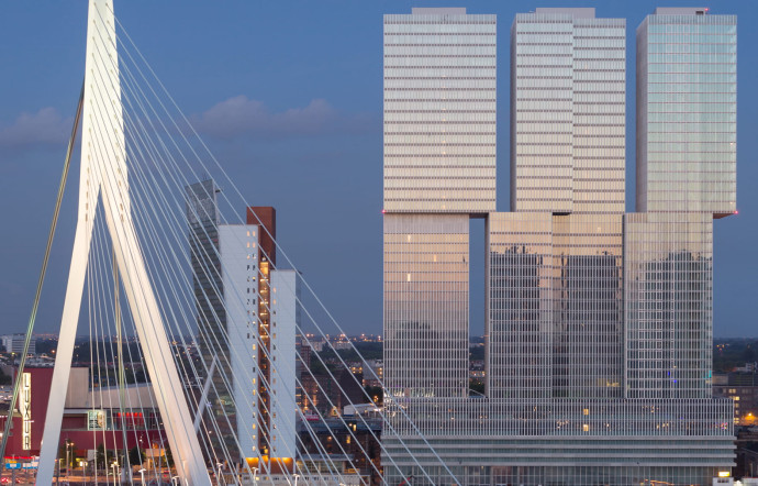 Le nhow Rotterdam, avec vue sur l’Erasmusbrug, est le seul hôtel dessiné par l’agence OMA de Rem Koolhaas.