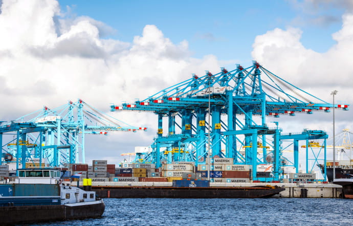Le port de Rotterdam, numéro un mondial dès 1962 jusqu’à ce que il ne cède la main à Singapour et Shanghai en 2002, reste le plus grand port d’Europe.
