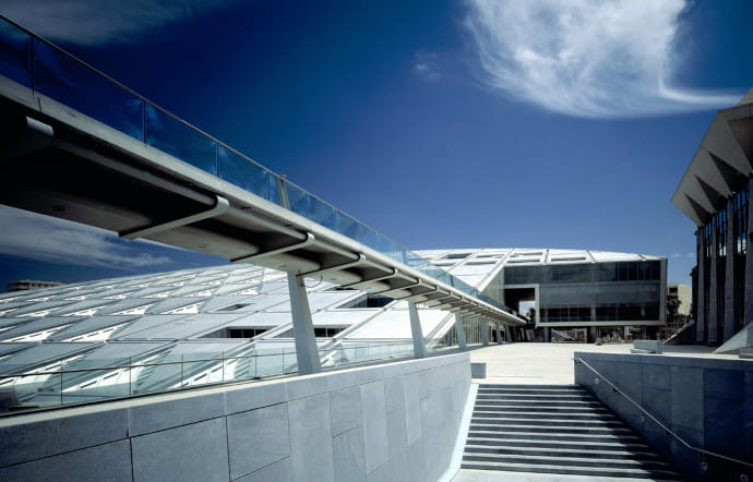 Bibliotheca Alexandrina, complétée en 2001, Egypte.