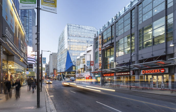 Un glaçon posé en pleine rue à Toronto ! Ryerson University Student Learning Center, complété en 2015, Canada.