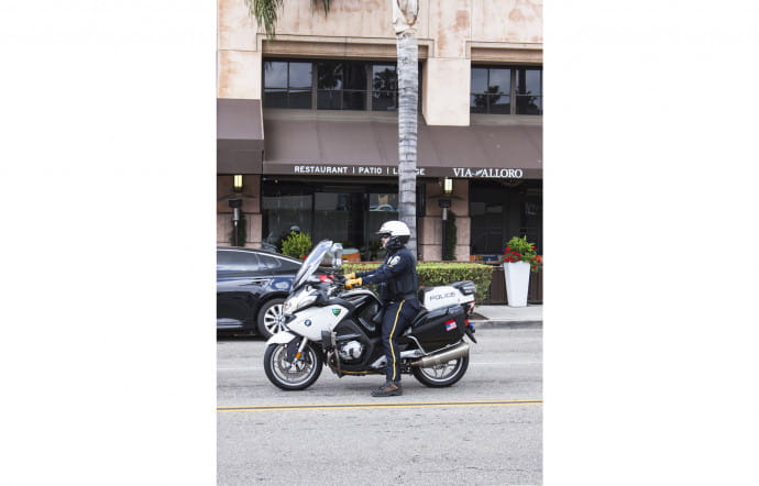 Pour conserver son image de ville sûre, Beverly Hills est sans arrêt ratissée par les forces de l’ordre. Ici, la doublure lumière d’Eddie Murphy.