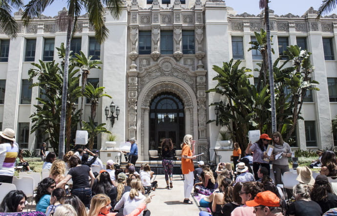 Attroupement devant le City Hall, quelques minutes avant la (lunaire) séance de méditation collective avec la mairesse Lili Bosse et le médecin star Deepak Chopra.