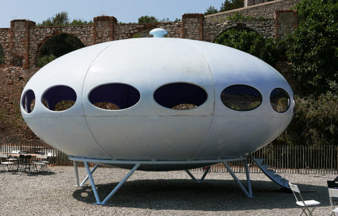 La Futuro House de Maati Suuronen, entouré de cigales.