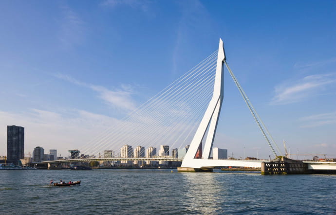 L’Erasmusbrug, l’un des ponts icônes qu’on associe immédiatement à Rotterdam.