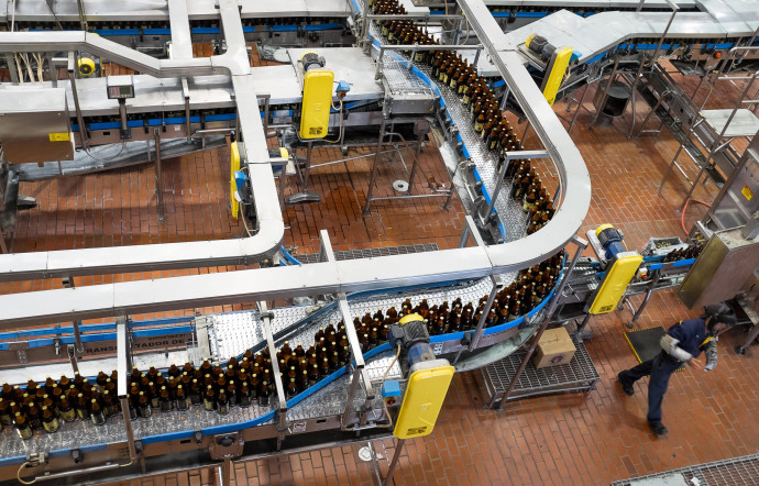 La bière est mise en bouteilles sur 14 lignes automatisées de production.