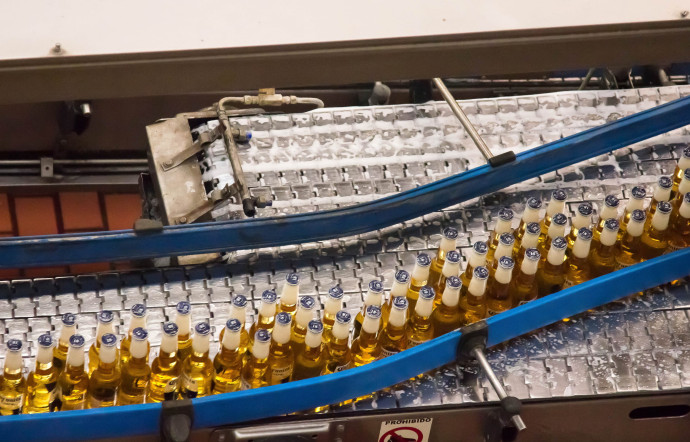 Une bouteille sur trois qui sortent de l’usine est une Corona.