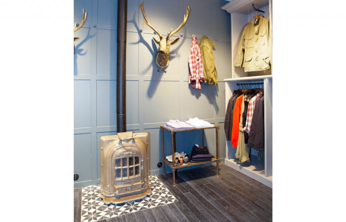 La boutique du Boulevard Saint-Germain, à Paris, a été décorée dans un esprit maison de famille.