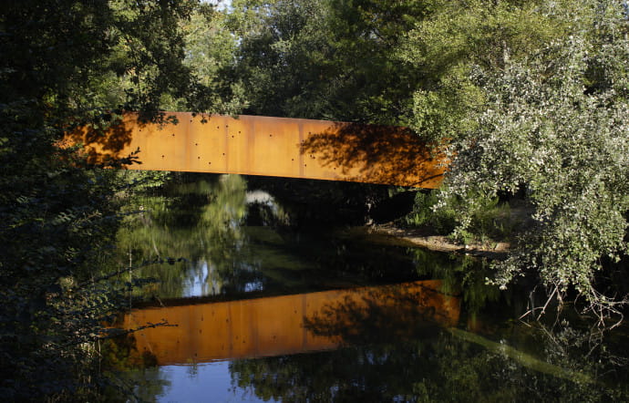 Le pont-tube, Bernar Venet.
