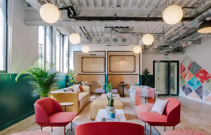 Les intérieurs sont décorés par les équipes de designers de WeWork.