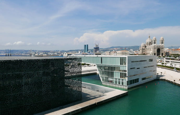 Marseille tout en un, avec le MuCEM, la Villa Méditerranée, la Cathédrale de La Major et le quartier d’affaires de La Joliette.