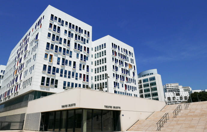 Le quartier d’affaires de La Joliette, et ses immeubles de bureaux style balnéaire tropical.
