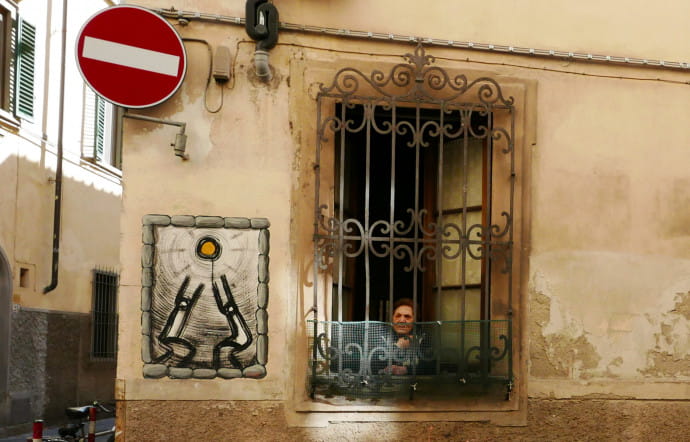 Le street art envahit timidement les rues du centre historique de Florence. Ici, une œuvre de l’artiste Exit / Enter, ses bonhommes stylisés rendent hommage à l’énergie du soleil.
