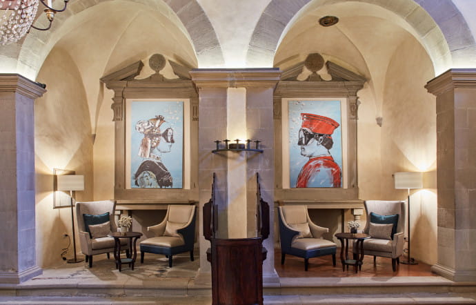 Les célèbres portraits des « Duchi di Urbino » ont été peints par Piero della Francesca en 1465. Le street artist Blub s’en inspire pour décorer le lobby avec ces personnages historiques drôlement habillés d’un masque.