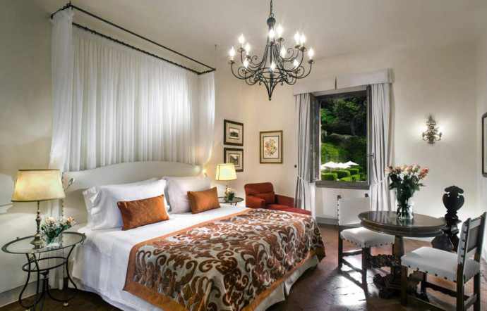 La déco authentique d’une chambre deluxe avec vue sur le jardin, spacieuse et élégante.