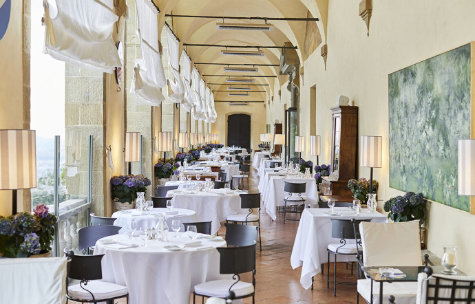 Restaurant La Loggia, avec vue sur les collines et l’œuvre « Campi di calcio » (les champs de foot) de l’artiste Giovanni de Gara, fondateur de la Florence Art Factory, un espace dédié aux performances artistiques et urbaines.